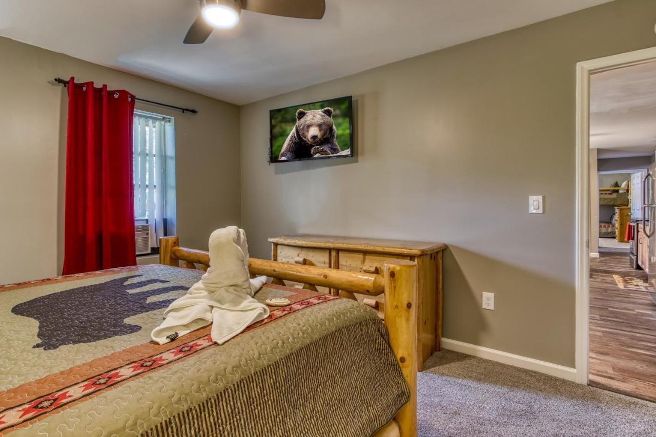 Fun & Games By Honeybearcabins 2Br/1Ba Sleeps 7 セバービル エクステリア 写真